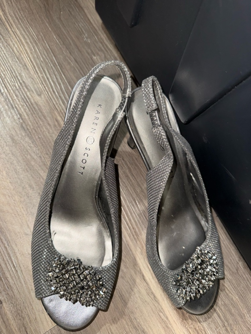 Karen Scott Silver Slingback Heels Size 8 Beaded Peep Toe Evening Dress Shoes - Picture 3 of 9